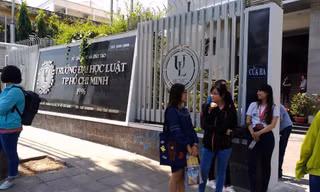 Một sinh viên Trường Đại học Luật TP. HCM vừa bị đình chỉ học một năm do “tàng trữ và đưa vào trường trái phép tài liệu photo vi phạm bản quyền của trường”. 