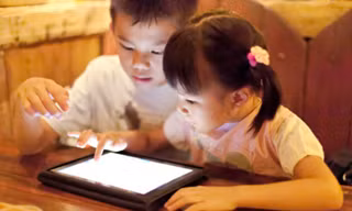Cách giám sát trẻ chơi máy tính bảng