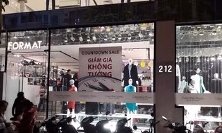 Hình ảnh tấp nập khách hàng mua sắm tại showroom Format số 212 Bà Triệu lúc 0h00 ngày 1/1/2017.