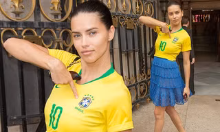 Thiên thần nội y Adriana Lima mặc áo số của Neymar xuống phố