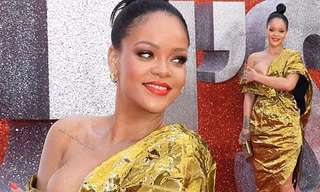 Rihanna bối rối vì váy lệch vai hở bạo ‘vòng 1’