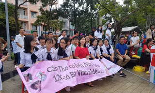 Sôi nổi điểm cầu Olympia Cần Thơ: Đội mưa cổ vũ Nguyễn Bá Vinh