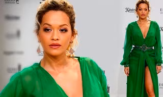 Rita Ora quyến rũ như nữ thần với đầm xẻ cao khoét sâu