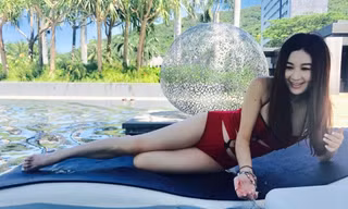 51 tuổi, 'Đát Kỷ' Ôn Bích Hà tự tin diện áo tắm nóng bỏng