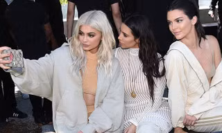 Chị em nhà Kim Kardashian đọ sắc hút hồn khi đi xem thời trang