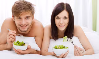 Tránh thực phẩm 'đen' dập tắt ham muốn yêu đương