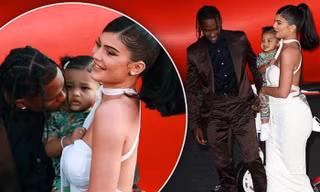 Tiểu thư tỉ phú nhà Kardashian dáng đẹp gợi tình bên bạn trai