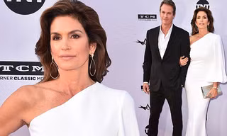 Siêu mẫu huyền thoại U60 Cindy Crawford cuốn hút tình tứ bên chồng