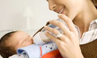 Lưu ý khi nuôi con bằng sữa bột