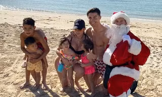 Cristiano Ronaldo đưa bạn gái và 4 con đi tắm biển mừng Giáng sinh