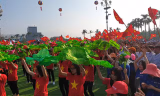 Các bạn dành tặng Trần Thế Trung món cháo lươn đặc sản xứ Nghệ 