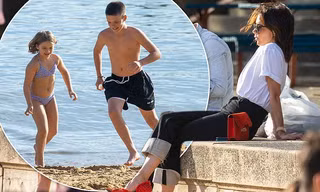 Victoria Beckham đi giày cao gót ra biển ngắm hai con chơi đùa