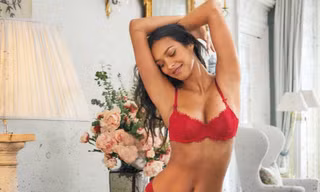 Dàn thiên thần Victoria's Secret gợi cảm hết cỡ với nội y Holiday
