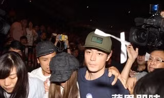 Lâm Tâm Như nép trong vòng tay người yêu giữa 'biển' fans