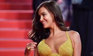 Irina Shayk thon gọn gợi cảm chỉ 2 tháng sau sinh