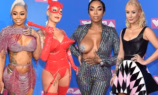 ‘Đỏ mặt’ với váy áo táo bạo kỳ quặc gây sốc của các sao tại VMAs