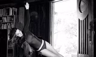 Miranda Kerr quyến rũ 'chết người' khi tập yoga