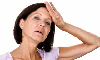 Phụ nữ tiền mãn kinh nên làm gì để dịu cơn bốc hỏa?