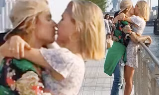 Justin Bieber đắm đuối hôn tình cũ Hailey Baldwin ở New York