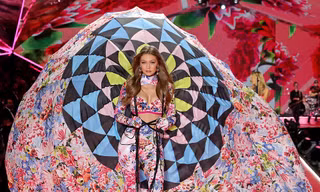 Gigi Hadid rực rỡ tỏa sáng như nữ hoàng công trong đêm nội y