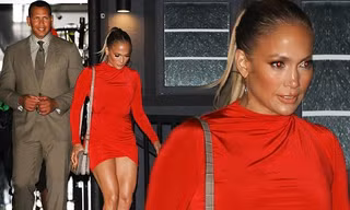 Jennifer Lopez diện váy siêu ngắn nóng bỏng đi ăn tối cùng bồ trẻ