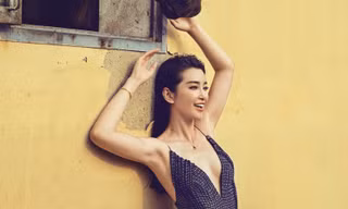 Lý Băng Băng táo bạo diện váy khoét sâu