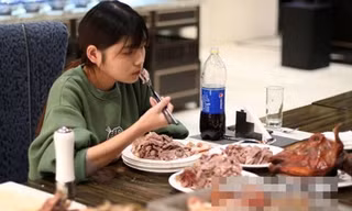 Cô gái bị các nhà hàng từ chối vì ăn quá nhiều
