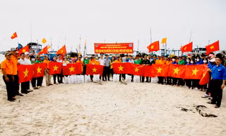 Cảnh sát biển trao tặng cờ Tổ quốc, đồng hành cùng ngư dân ra khơi