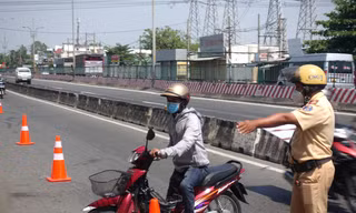 CSGT xử phạt nhiều tài xế chạy quá tốc độ trên Quốc lộ 1A 