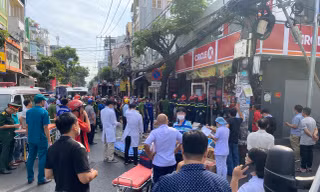 Sập cửa hàng Circle K ở TPHCM, nghi có người mắc kẹt bên trong