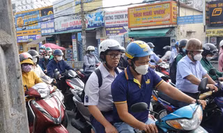 Người dân TPHCM chật vật dưới nắng gắt đi làm sau nghỉ lễ