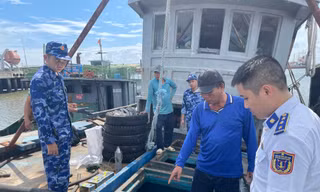 Cảnh sát biển tạm giữ tàu chở 50.000 lít dầu DO không rõ nguồn gốc 