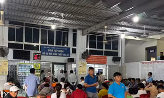 Sợ bị phạt, người dân đổ xô đổi bằng lái xe từ bản giấy sang thẻ PET