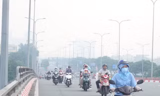 TPHCM chìm trong sương mù, nồng độ bụi mịn vượt ngưỡng cho phép
