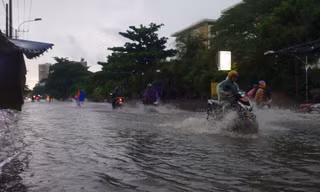 Hầm chui Tân Tạo thất thủ, người dân TPHCM 'khóc' trong cơn mưa