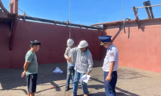 Vùng Cảnh sát biển 3 tạm giữ tàu chứa 200m3 cát không rõ nguồn gốc