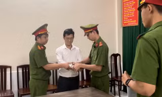 ‘Cố vấn pháp lý’ của bà Phương Hằng xộ khám vì lá đơn của ca sĩ Vy Oanh 