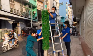 1.300 trụ đèn, cột điện được quấn cỏ nhựa chống dán quảng cáo, rao vặt 
