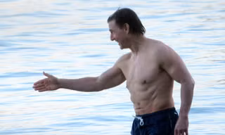 Tom Cruise cởi trần tắm biển giữa lúc con gái bỏ họ cha