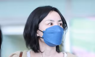 Ngoại hình không hợp lý của Vương Phi ở tuổi 55