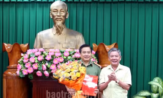 Bản tin 8H: Ban Bí thư trao quyết định về công tác cán bộ cho 2 Giám đốc Công an tỉnh