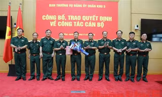 Bản tin 8H: Công bố, trao quyết định về công tác cán bộ tại Quân khu 5
