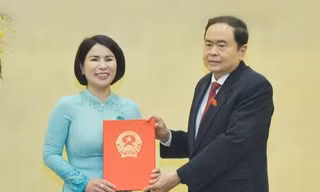 Bản tin 8H: Ủy ban Thường vụ Quốc hội trao nghị quyết về công tác cán bộ