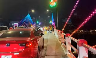 Bản tin 8H: Cô gái bỏ lại ô tô nhảy cầu, bạn trai lao theo cứu