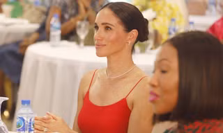 Meghan Markle chuộng mặc hở 