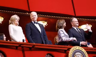 Khoảnh khắc gượng gạo giữa vợ chồng Biden và bà Harris