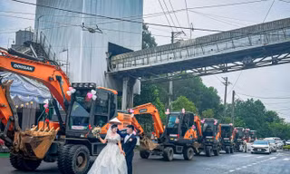 Chú rể tuyên bố đón dâu bằng đoàn xe máy xúc, bố vợ thoáng giật mình
