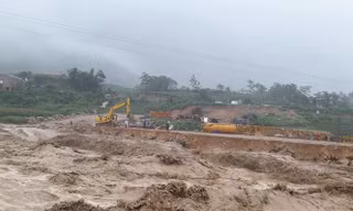 Nhiều tuyến đường phía Bắc bị chia cắt do mua lũ.