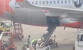 Hai nhân viên bốc xếp của Jetstar quăng quật đồ của khách bị sa thải. Ảnh cắt từ clip.