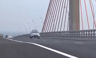 Mấp mô trên mặt cầu Bạch Đằng.